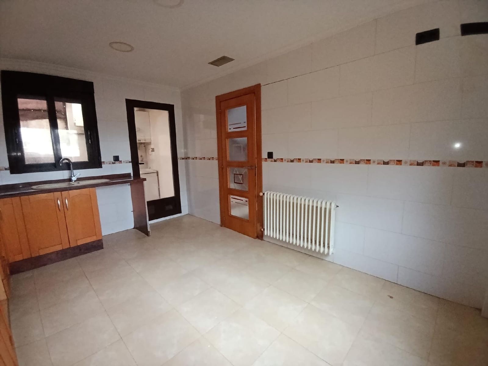 5 bedroom Villa for sale in Elda with garage - € 270,000 (Ref: 9744135)