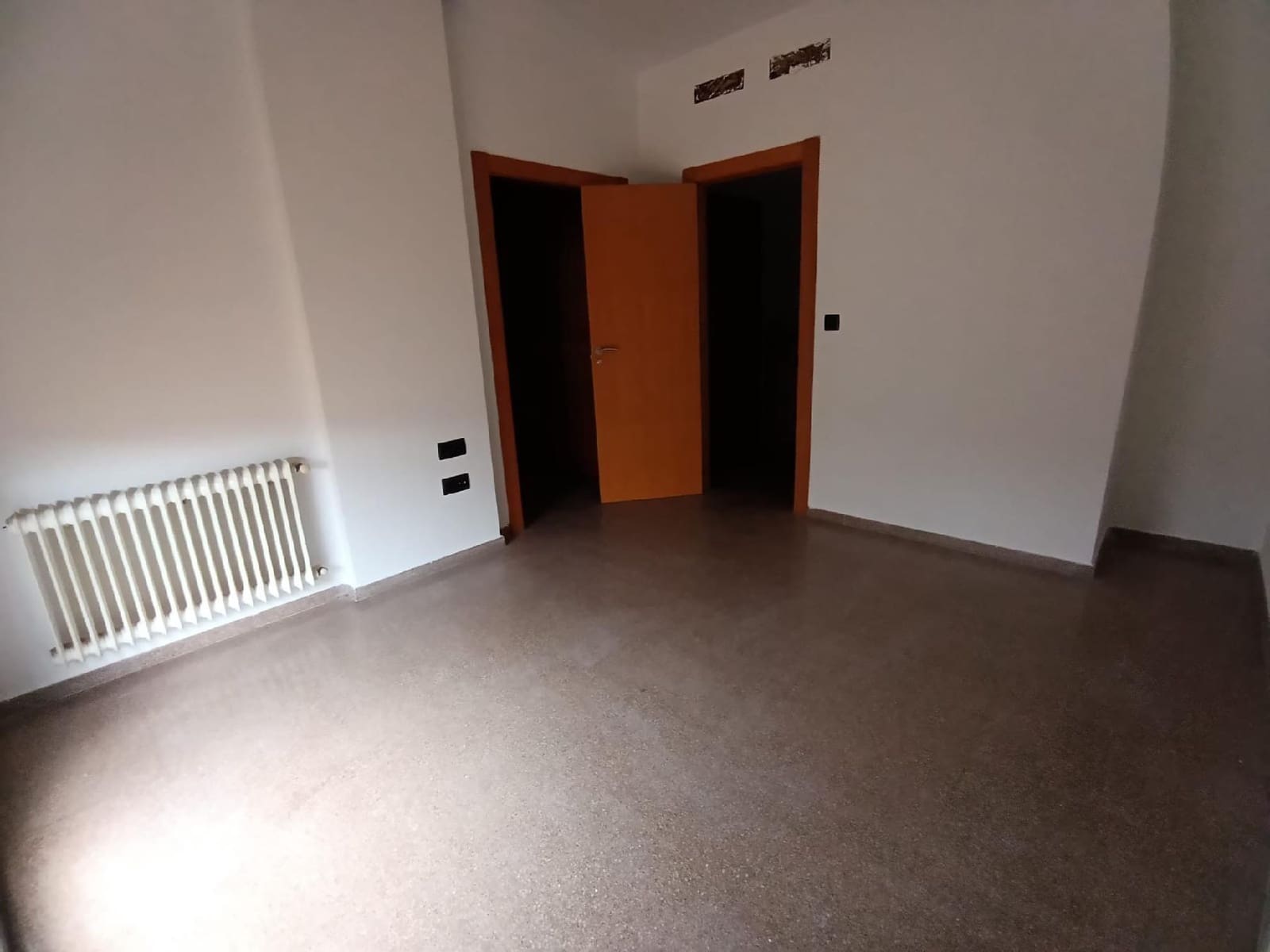 5 bedroom Villa for sale in Elda with garage - € 270,000 (Ref: 9744135)