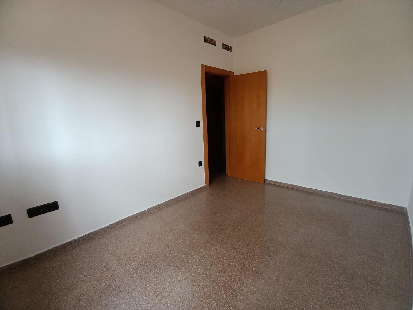 5 bedroom Villa for sale in Elda with garage - € 270,000 (Ref: 9744135)