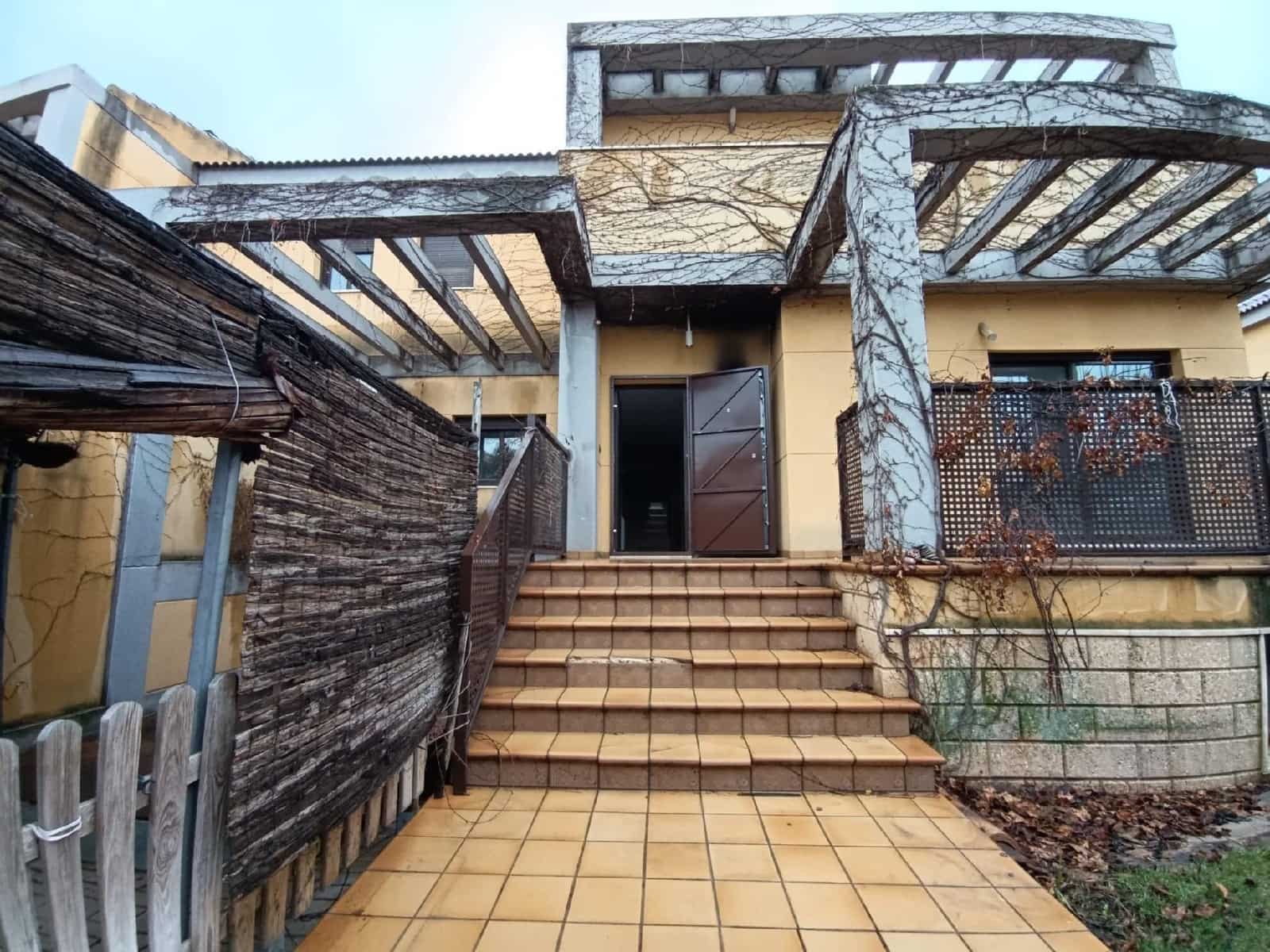 5 bedroom Villa for sale in Elda with garage - € 270,000 (Ref: 9744135)