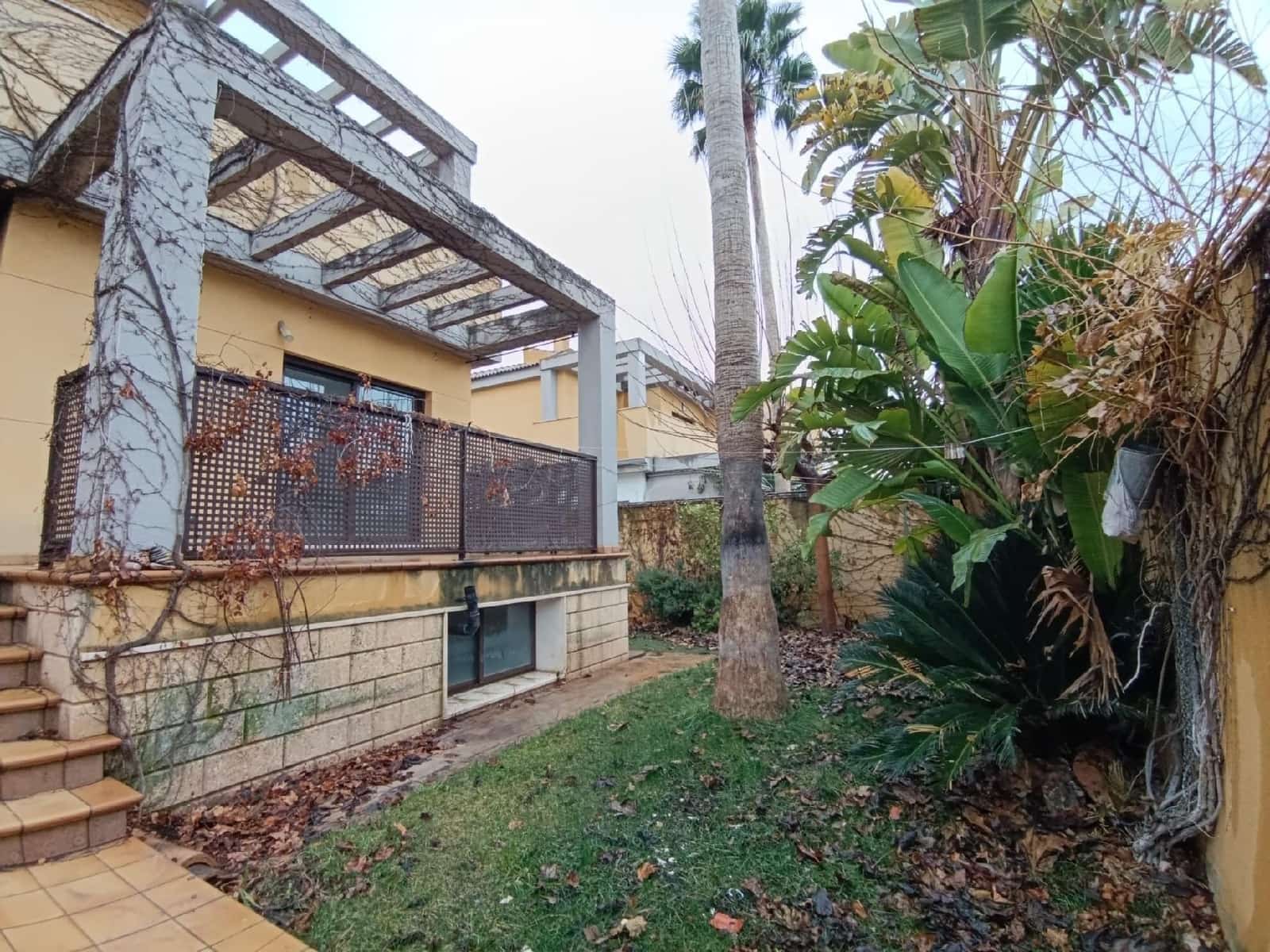 5 bedroom Villa for sale in Elda with garage - € 270,000 (Ref: 9744135)