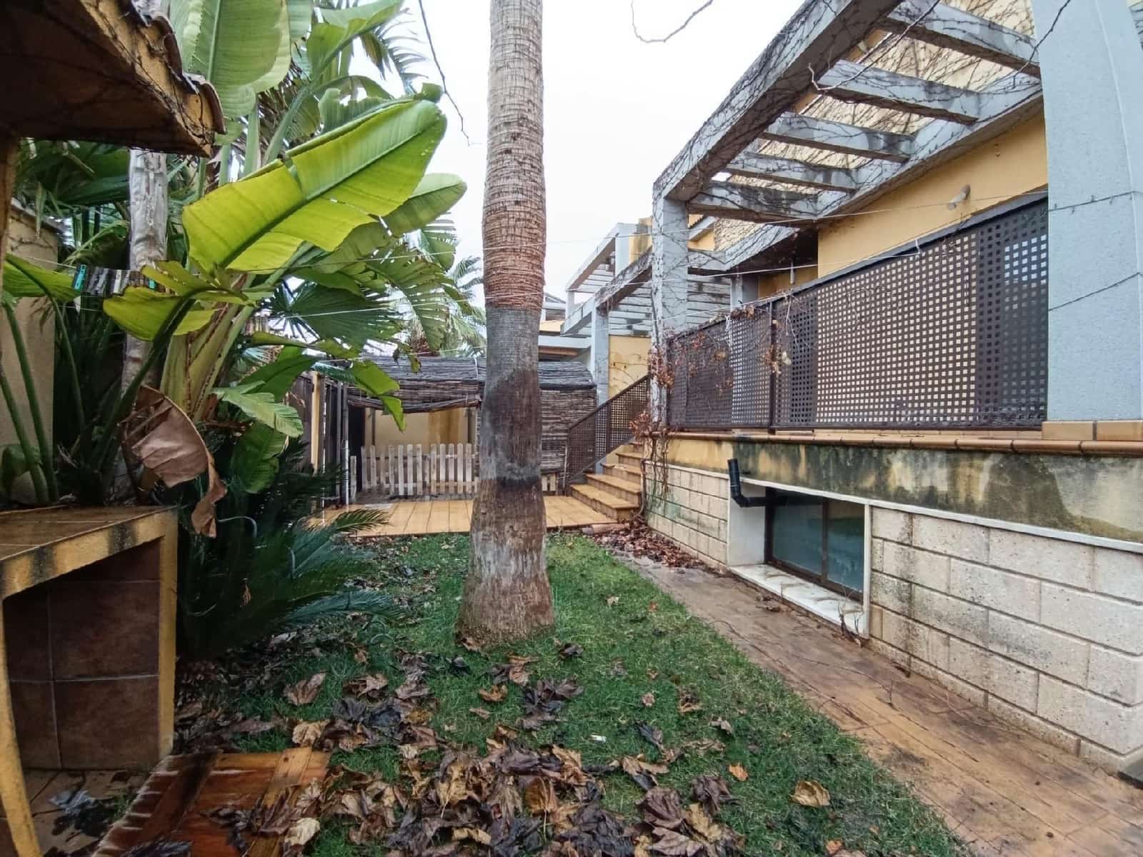 5 bedroom Villa for sale in Elda with garage - € 270,000 (Ref: 9744135)