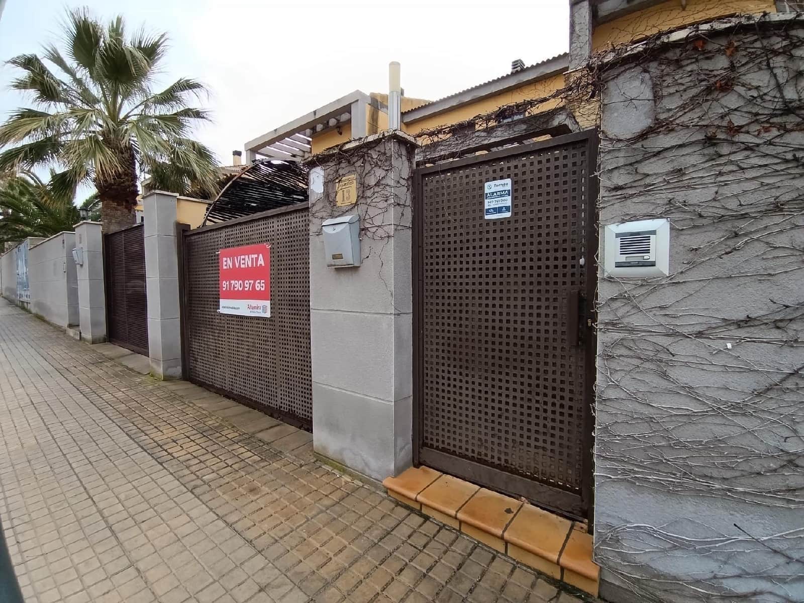 5 bedroom Villa for sale in Elda with garage - € 270,000 (Ref: 9744135)