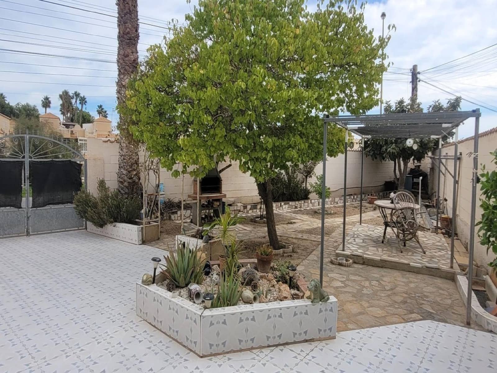 Chalet de 3 habitaciones en Torrevieja en venta con piscina - 265.000 € (Ref: 9744141)