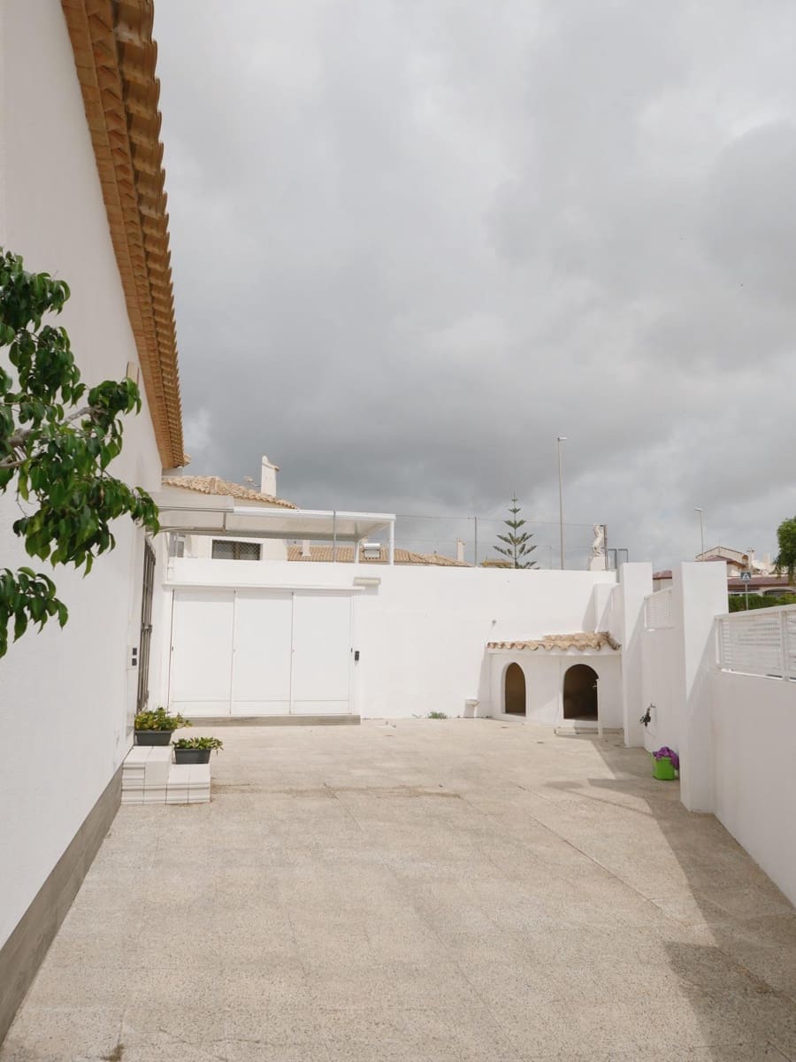 Chalet de 3 habitaciones en San Fulgencio en venta con piscina garaje - 495.000 € (Ref: 9773049)