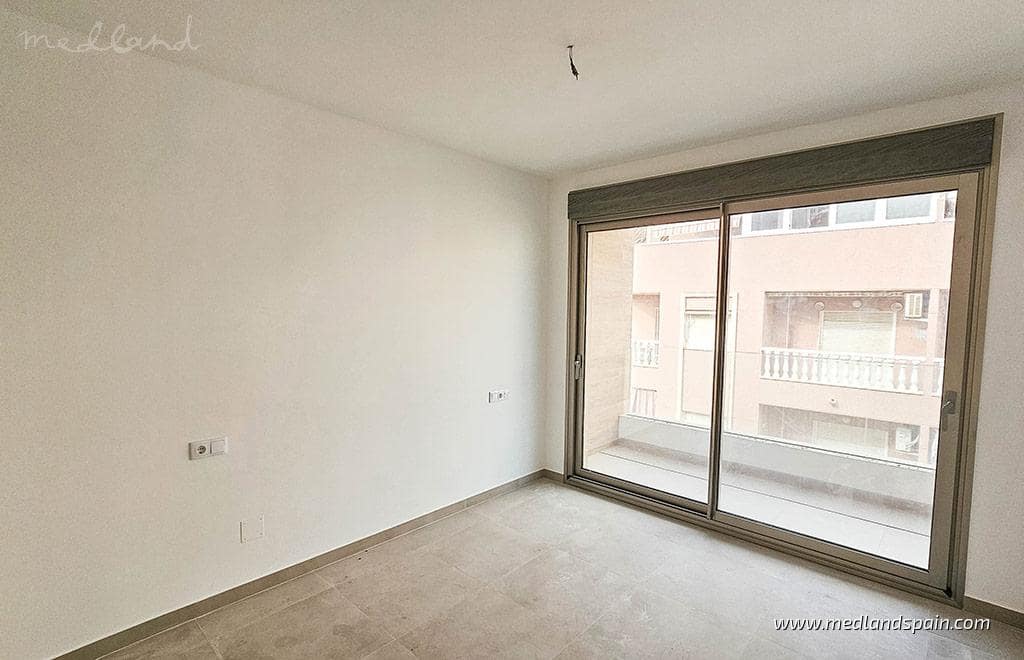 Apartamento de 3 habitaciones en Torrevieja en venta con piscina - 495.000 € (Ref: 10088526)