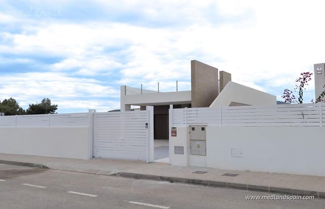 3 soveværelse Villa til salg i La Romana med swimmingpool garage - € 360.000 (Ref: 5878581)