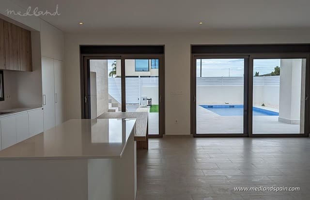 3 soveværelse Villa til salg i La Romana med swimmingpool garage - € 360.000 (Ref: 5878581)