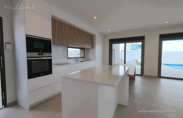 3 soveværelse Villa til salg i La Romana med swimmingpool garage - € 360.000 (Ref: 5878581)