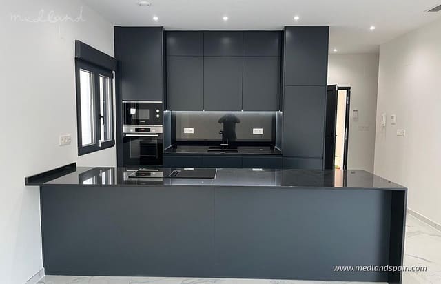 3 makuuhuone Huvila myytävänä paikassa La Romana mukana uima-altaan 
autotalli - 360 000 € (Ref: 5878582)