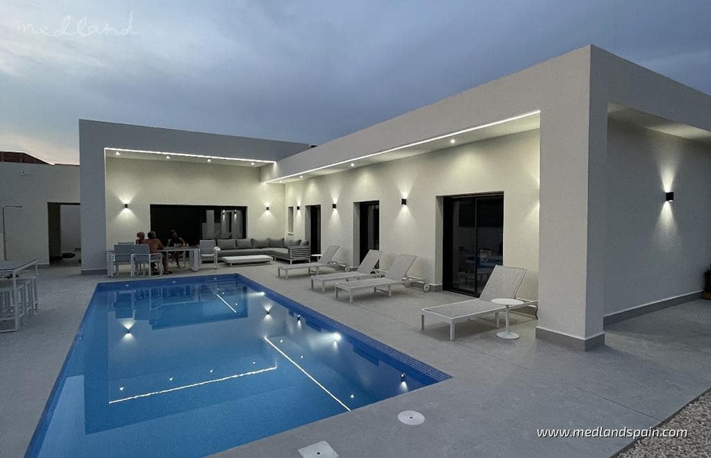3 Zimmer Villa zu verkaufen in La Romana mit Pool Garage - 390.000 € (Ref: 5878582)