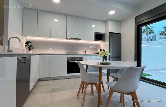 3 makuuhuone Huvila myytävänä paikassa La Zenia, Orihuela mukana uima-altaan 
autotalli - 549 900 € (Ref: 5878954)