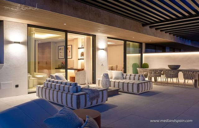 3 makuuhuone Huoneisto myytävänä paikassa Puerto de Estepona, Estepona mukana uima-altaan 
autotalli - 2 410 000 € (Ref: 6829469)