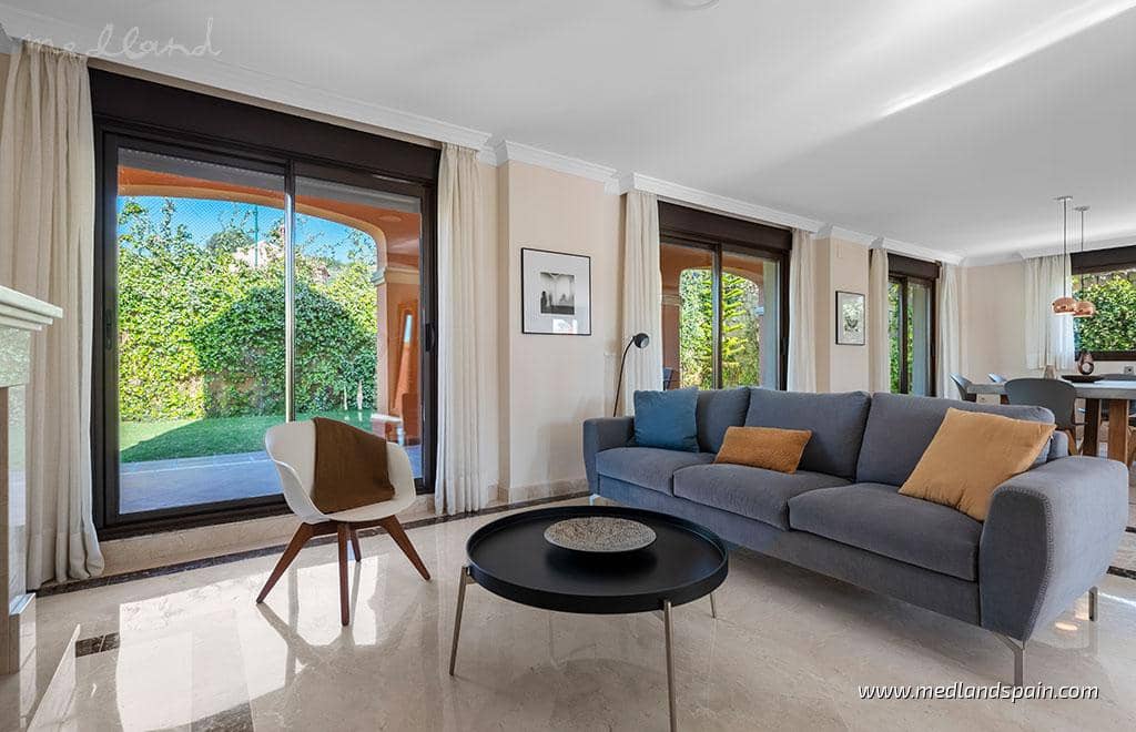 3 soveværelse Villa til salg i Estepona med swimmingpool garage - € 977.500 (Ref: 7003711)