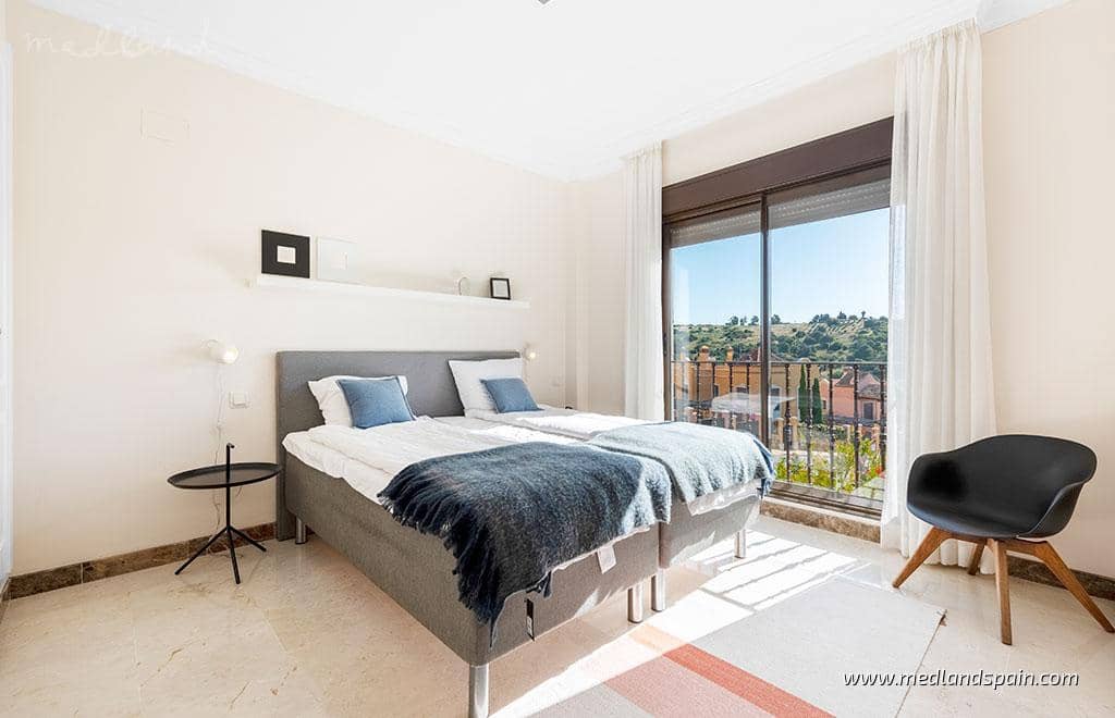 3 soveværelse Villa til salg i Estepona med swimmingpool garage - € 977.500 (Ref: 7003711)