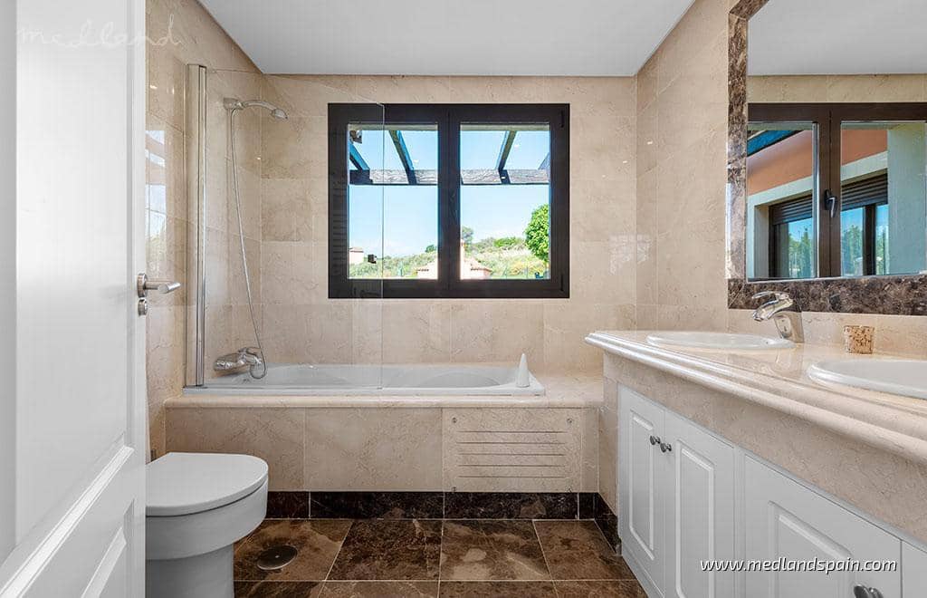 3 soveværelse Villa til salg i Estepona med swimmingpool garage - € 977.500 (Ref: 7003711)