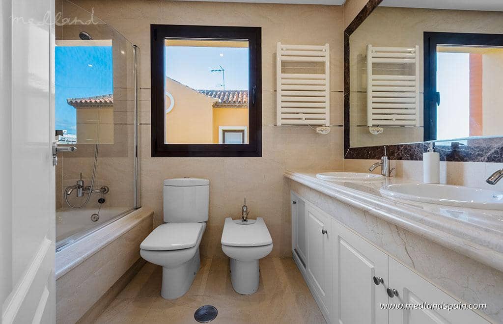 3 soveværelse Villa til salg i Estepona med swimmingpool garage - € 977.500 (Ref: 7003711)