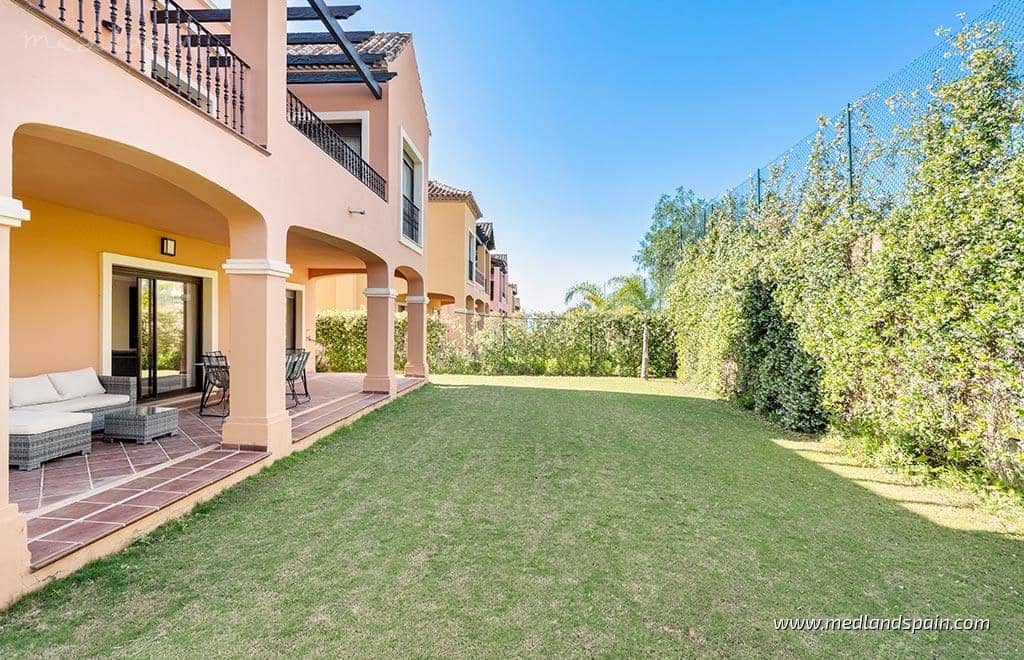 3 soveværelse Villa til salg i Estepona med swimmingpool garage - € 977.500 (Ref: 7003711)