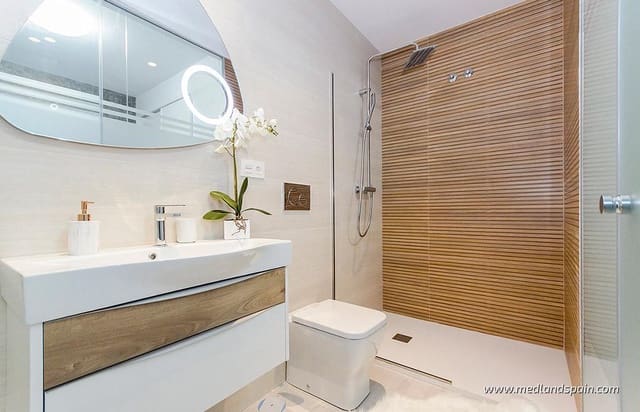 Apartamento de 2 habitaciones en Torrevieja en venta con piscina - 469.000 € (Ref: 7936947)