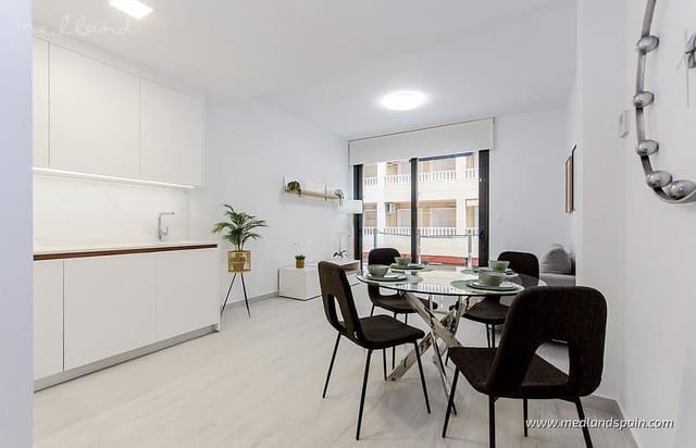 Apartamento de 2 habitaciones en Torrevieja en venta con piscina - 469.000 € (Ref: 7936947)