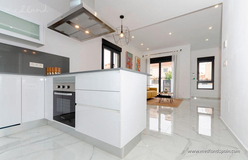 3 soverom Villa til salgs i Torrevieja med svømmebasseng garasje - € 409 000 (Ref: 8310902)