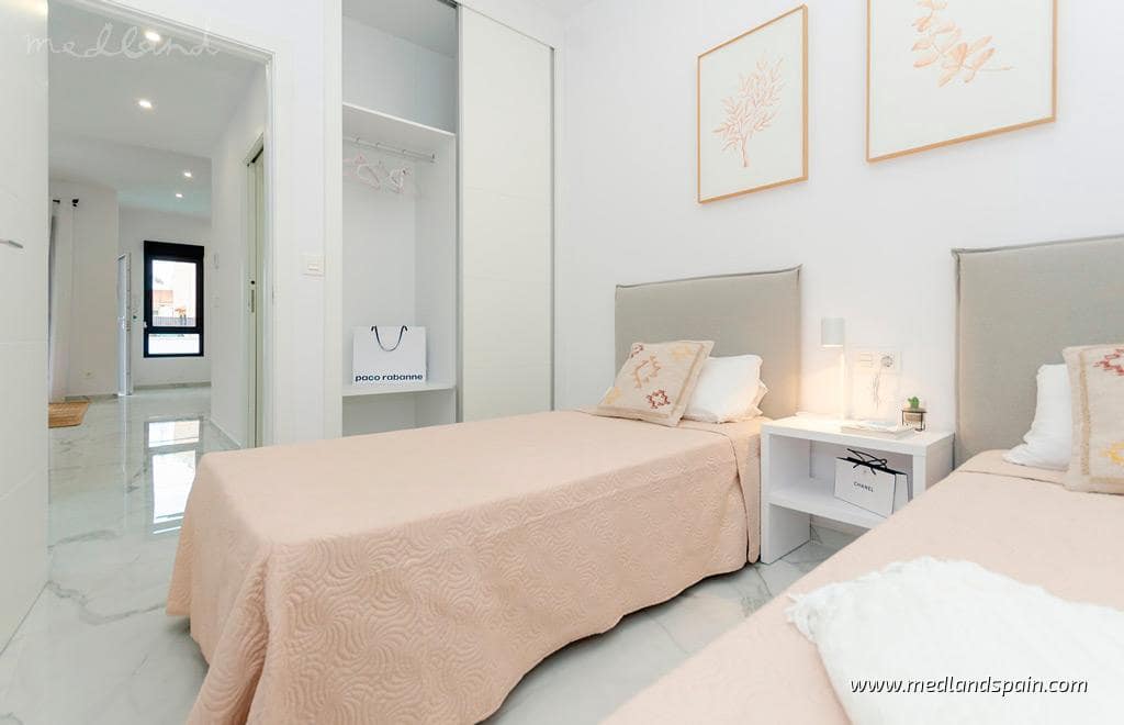 3 soverom Villa til salgs i Torrevieja med svømmebasseng garasje - € 409 000 (Ref: 8310902)