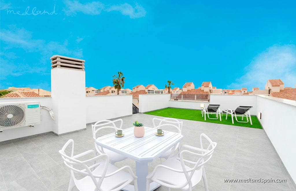 3 soverom Villa til salgs i Torrevieja med svømmebasseng garasje - € 409 000 (Ref: 8310902)