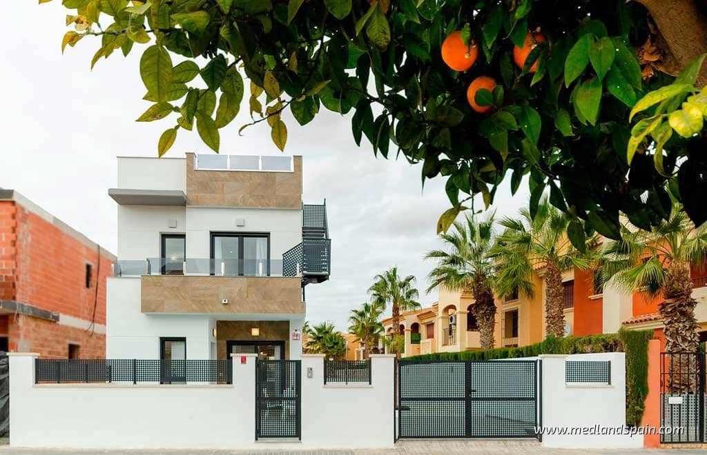 3 soverom Villa til salgs i Torrevieja med svømmebasseng garasje - € 409 000 (Ref: 8310902)
