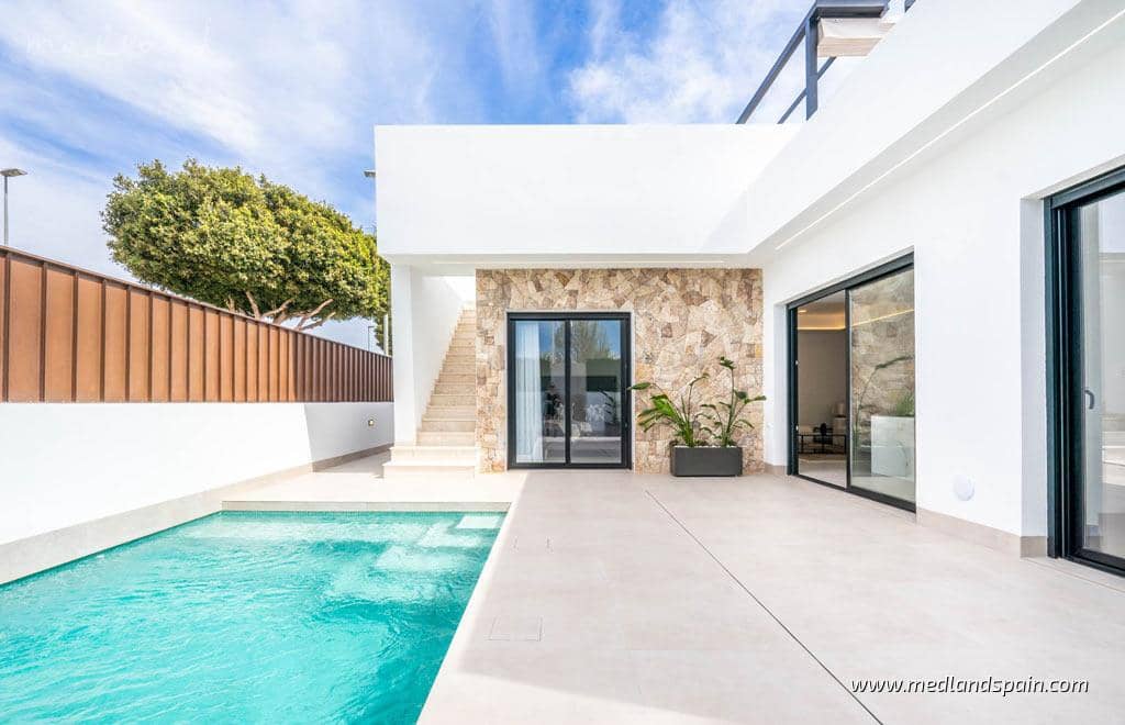 3 slaapkamer Villa te koop in Roldan met zwembad garage - € 379.950 (Ref: 8397031)