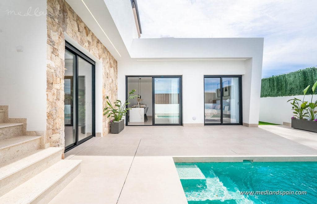 3 slaapkamer Villa te koop in Roldan met zwembad garage - € 379.950 (Ref: 8397031)