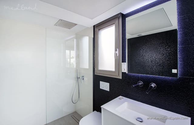 3 slaapkamer Villa te koop in Villamartin, Orihuela met zwembad - € 669.900 (Ref: 8493589)