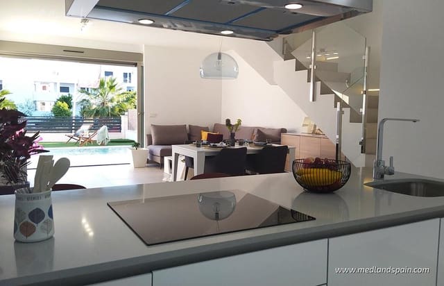 3 slaapkamer Villa te koop in Villamartin, Orihuela met zwembad - € 669.900 (Ref: 8493589)