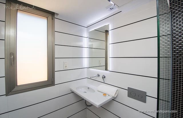 3 slaapkamer Villa te koop in Villamartin, Orihuela met zwembad - € 669.900 (Ref: 8493589)