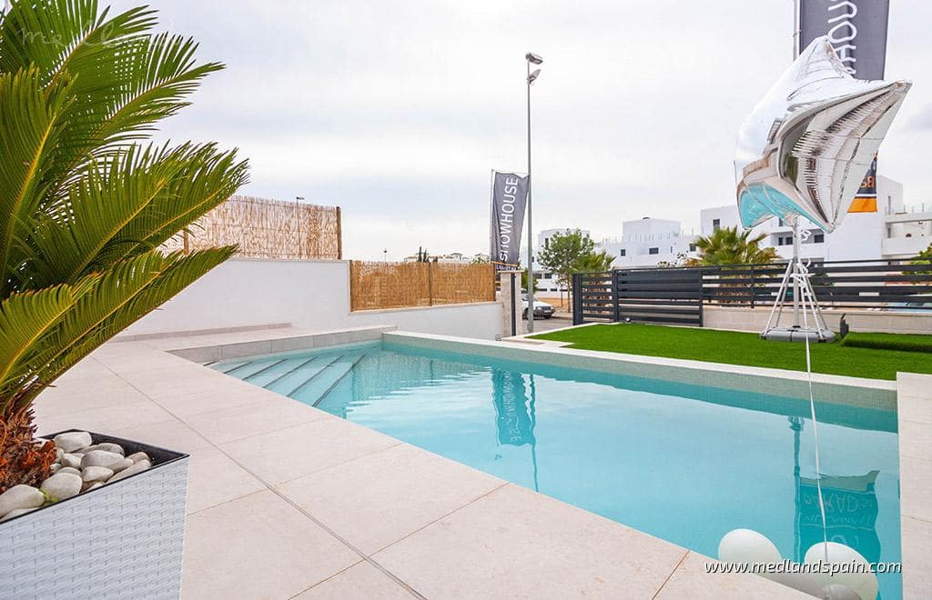 3 bedroom Villa for sale in Villamartin with pool - € 669,900 (Ref: 8493589)