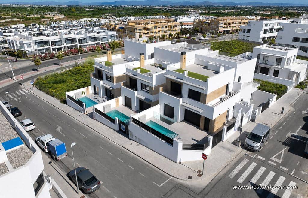 Chalet de 3 habitaciones en Benijófar en venta con piscina garaje - 559.000 € (Ref: 8658397)