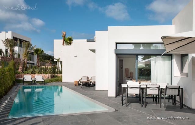 2 makuuhuone Huvila myytävänä paikassa La Manga del Mar Menor mukana uima-altaan 
autotalli - 699 000 € (Ref: 8783737)