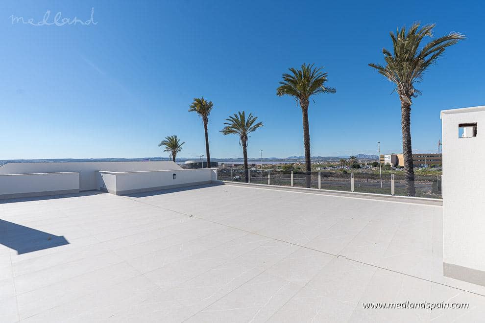 3 soverom Villa til salgs i Torrevieja med svømmebasseng garasje - € 595 000 (Ref: 8792299)