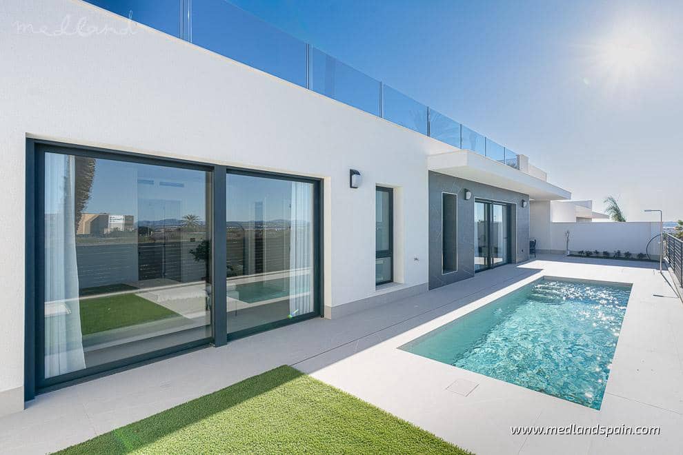 3 soverom Villa til salgs i Torrevieja med svømmebasseng garasje - € 595 000 (Ref: 8792299)