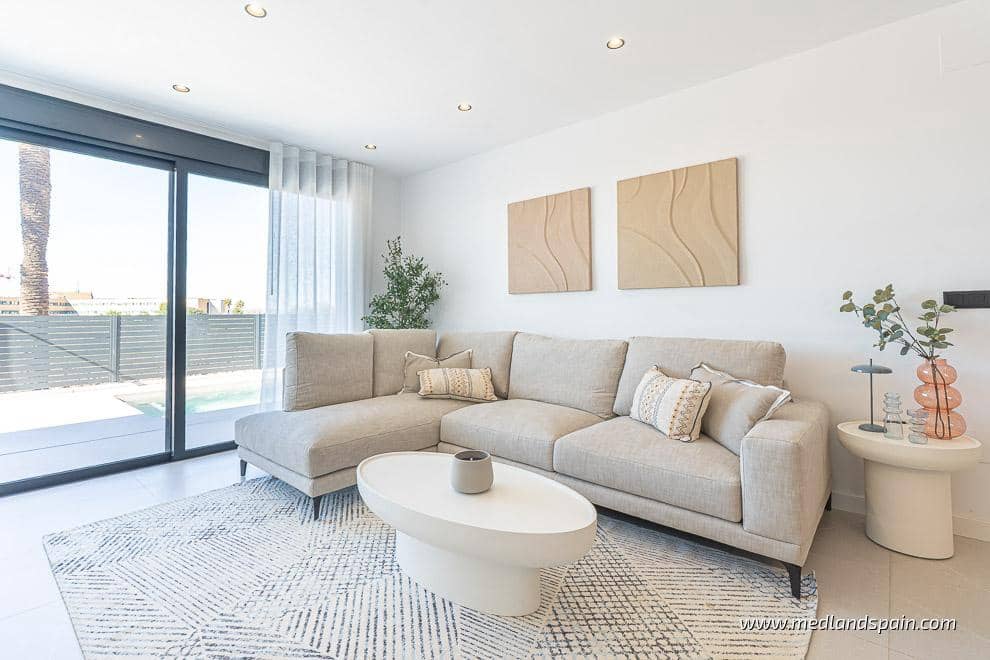 3 soverom Villa til salgs i Torrevieja med svømmebasseng garasje - € 595 000 (Ref: 8792299)