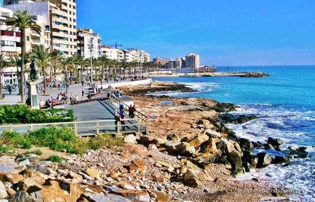 3 soveværelse Villa til salg i Torrevieja med swimmingpool garage - € 550.000 (Ref: 8812888)