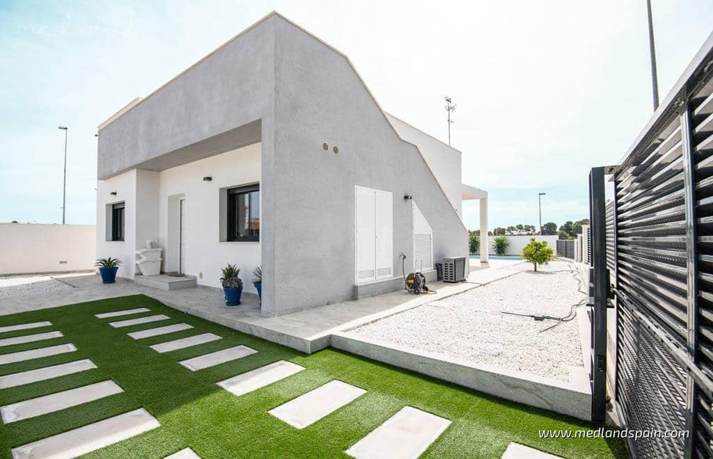 3 bedroom Villa for sale in Pilar de la Horadada with pool garage - € 422,500 (Ref: 8838754)