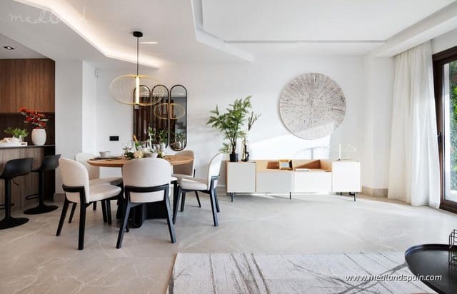 3 makuuhuone Omakotitalo myytävänä paikassa Marbella mukana uima-altaan 
autotalli - 620 000 € (Ref: 8988810)