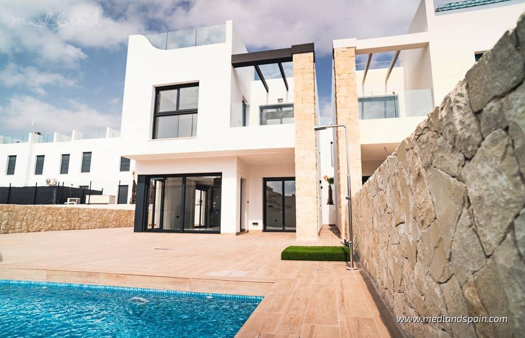 4 soveværelse Villa til salg i Punta Prima med swimmingpool garage - € 699.900 (Ref: 9018572)