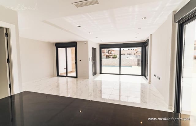 4 soveværelse Villa til salg i Punta Prima, Torrevieja med swimmingpool garage - € 699.900 (Ref: 9018572)