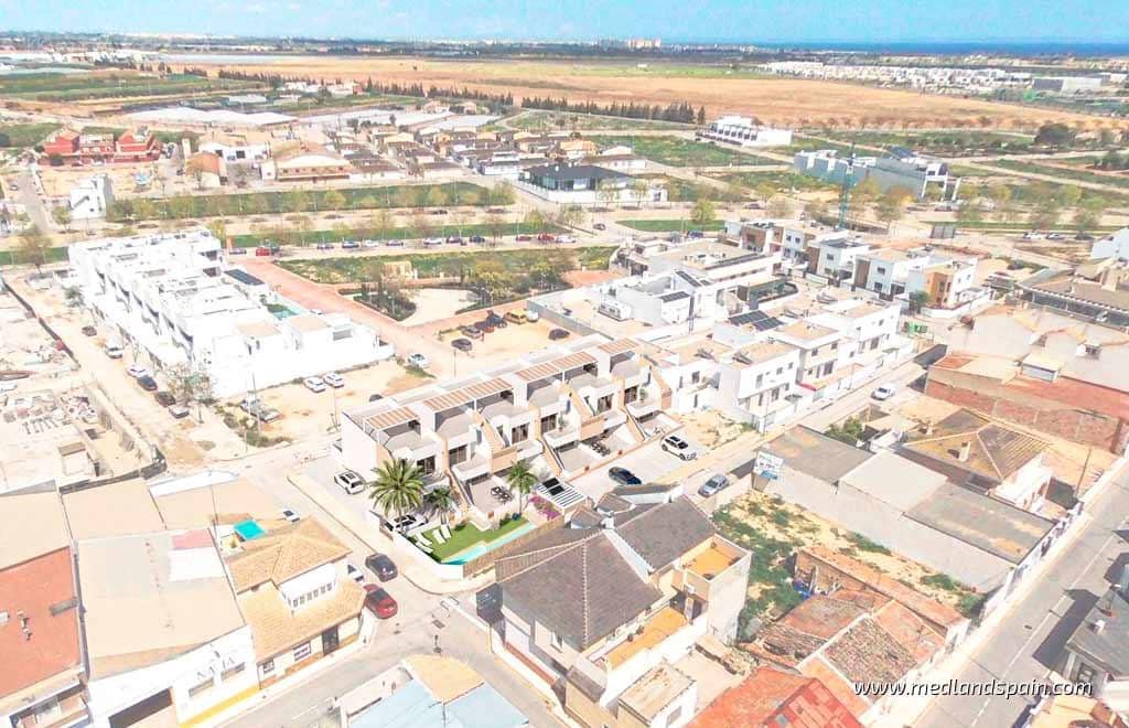 3 bedroom Apartment for sale in Pilar de la Horadada with pool - € 289,900 (Ref: 9136333)