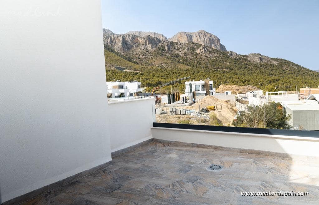 3 bedroom Villa for sale in Polop with pool garage - € 620,000 (Ref: 9200645)