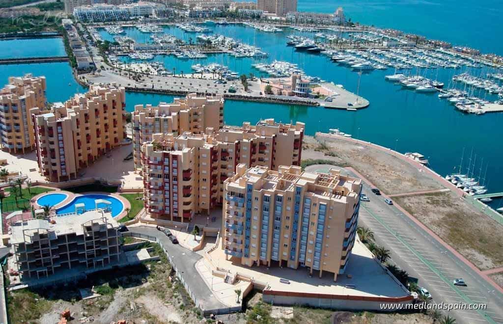 2 soveværelse Lejlighed til salg i La Manga del Mar Menor med swimmingpool - € 213.259 (Ref: 9215224)