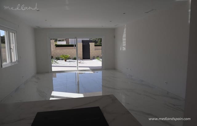 3 soveværelse Villa til salg i La Romana med swimmingpool garage - € 345.000 (Ref: 9337844)