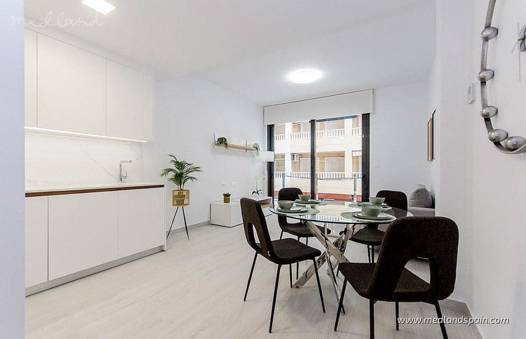 Apartamento de 3 habitaciones en Torrevieja en venta con piscina - 439.000 € (Ref: 9371921)