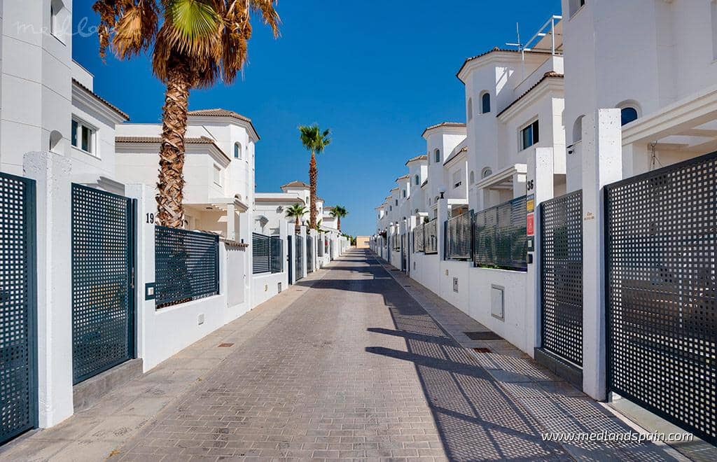 3 bedroom Villa for sale in San Fulgencio with pool - € 275,000 (Ref: 9375098)